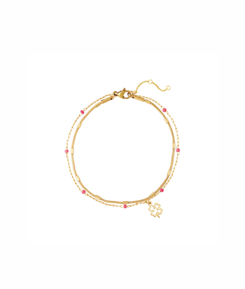 Gouden stianless steel armband met een klaver bedel en roze kraaltjes