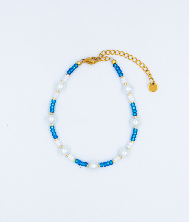 Blauwe met witte handgemaakte kralen armband met parels