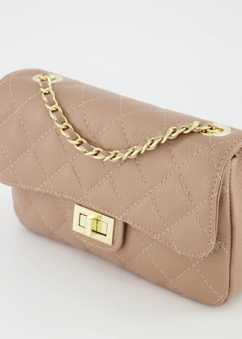 Camel kleurige leren tas met gouden hardware geïnspireerd door Chanel
