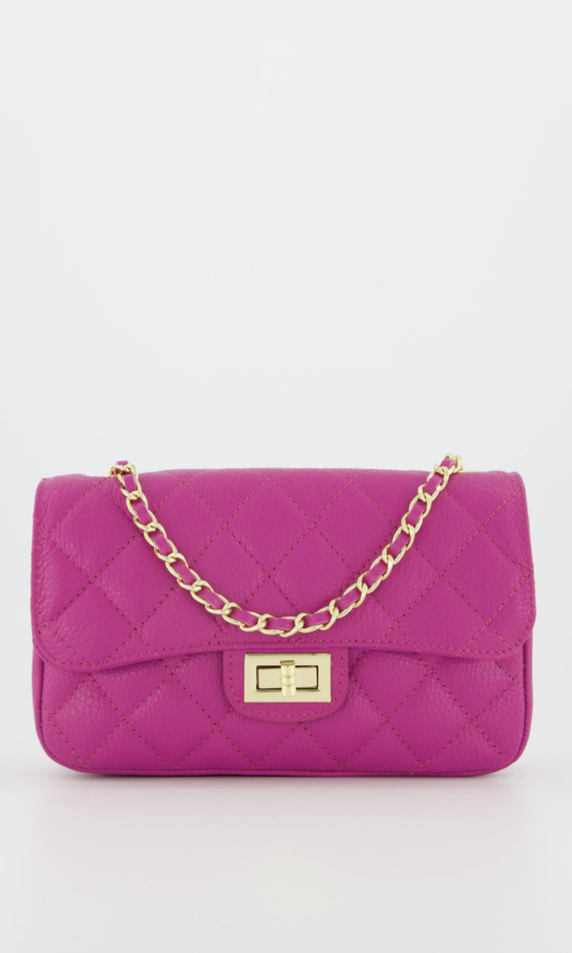 Fuchsia roze tas met gouden hardware geïnspireerd door Chanel