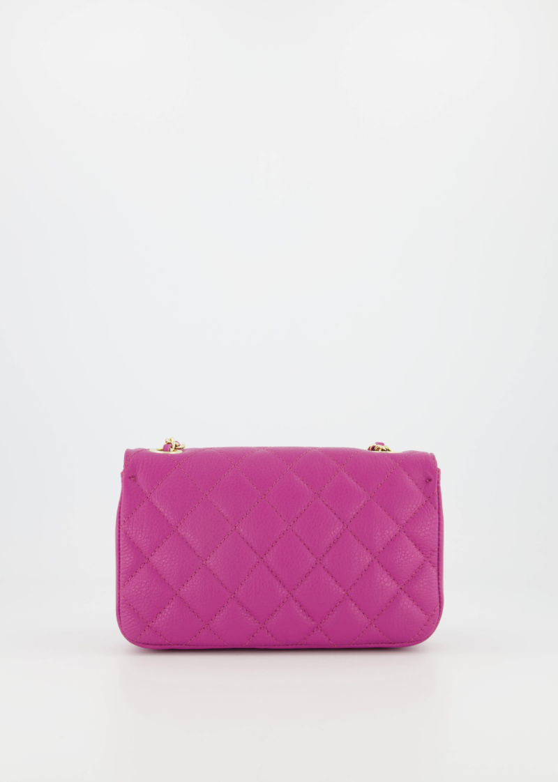 Fuchsia roze tas met gouden hardware geïnspireerd door Chanel