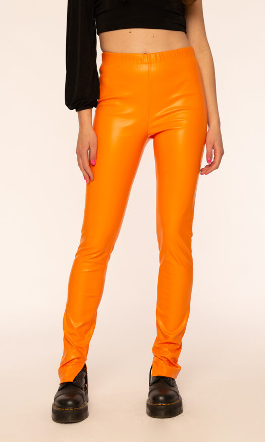 Trendy outfit voor dames met oranje leren broek